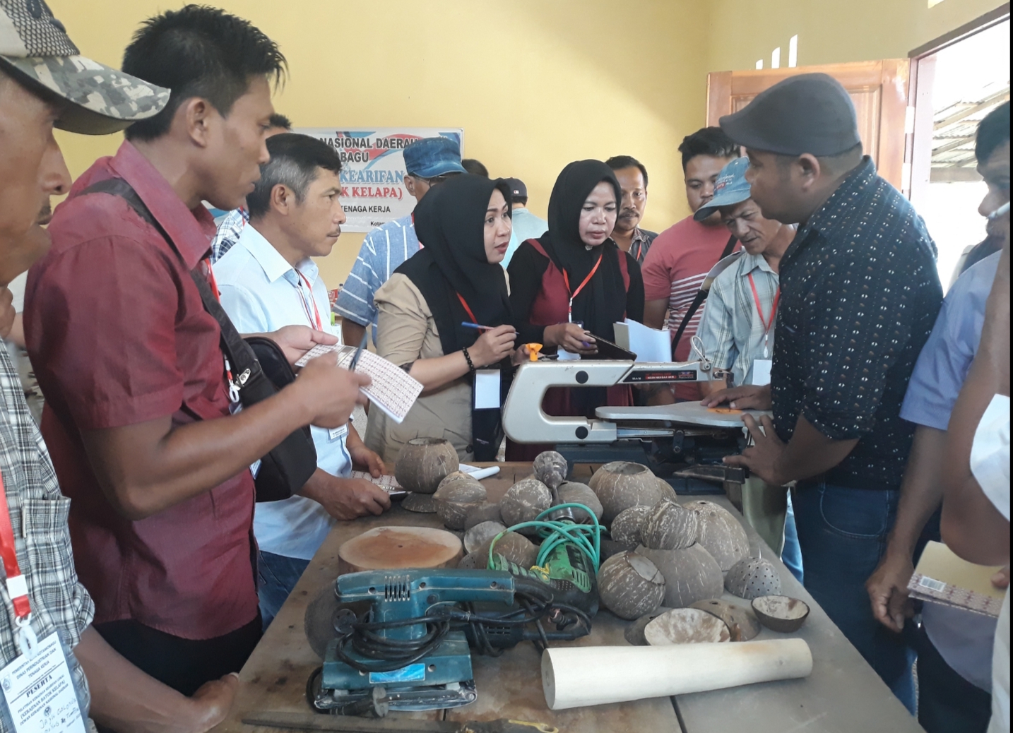 20 Pengrajin di  Kotamobagu Belajar Kerajinan  Batok  Kelapa  