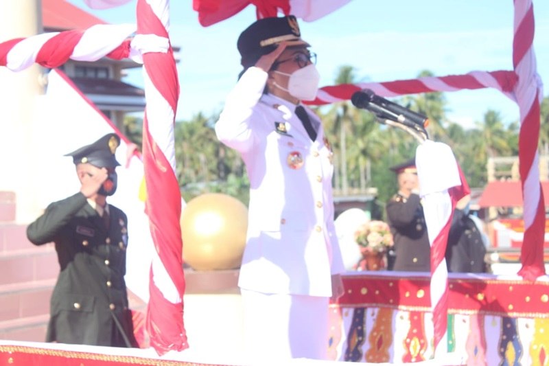 Bupati Bolmong saat menjadi inspektur upacara pada HUR RI Ke-75