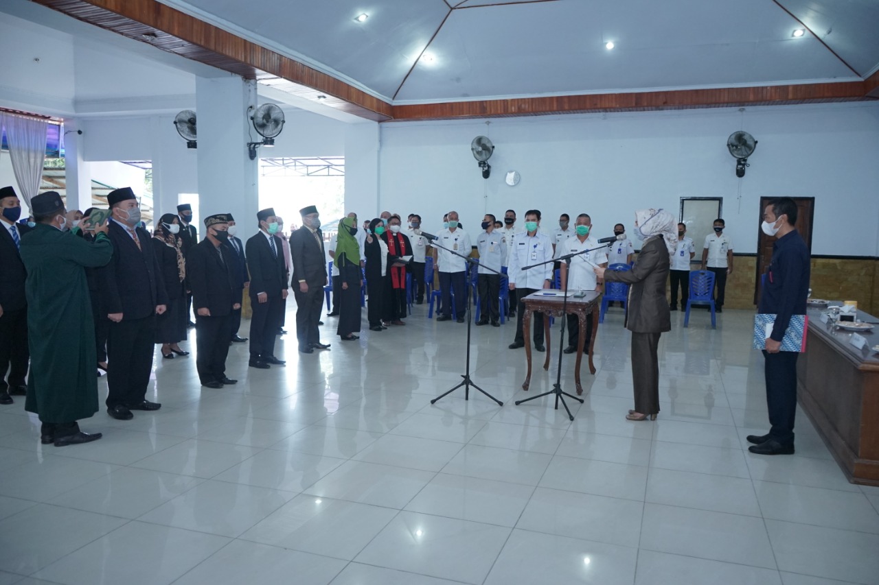 Wali Kota Kotamobagu, Ir. Hj. Tatong Bara saat melantik 19 pejabat struktural