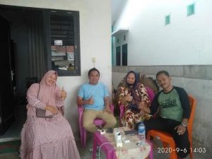 Foto : Tampak Riston Mokoagow (Kedua dari kiri) berfoto bersama sejumlah orang tanpa menggunakan APD. Dalam foto terlihat waktu pengambilan foto tersebut tepat pada pukul 14.03 Wita (6/9/2020). Sementara Riston Mokoagow sendiri dinyatakan positif beberapa hari sebelumnya. (ist)