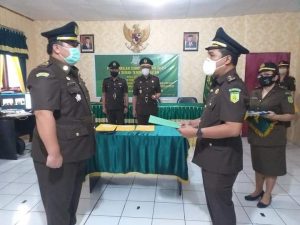 Acara pelantikan dan serah terima jabatan dua kepala seksi (Kasi) di Kejari Kotamobagu