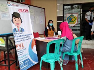 Ombudsman saat mendirikan pos pengaduan di kantor Disdukcapil Kotamobagu.