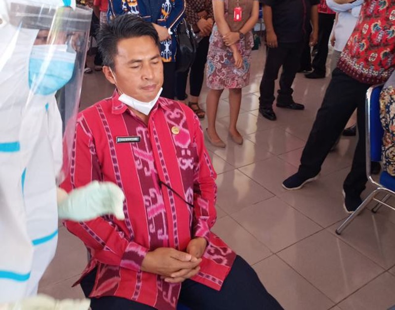 Sekda Bolmong Tahlis Galaang saat menjalani Swab Test