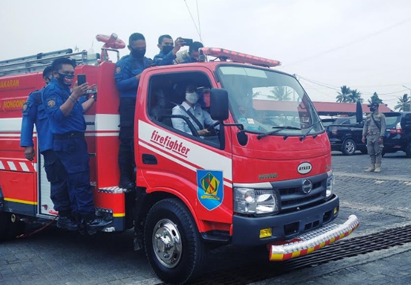 Bupati Bolmong Yasti Soepredjo Mokoagow saat mengendarai mobil pemadam kebakaran bantuan dari PT Bank BNI