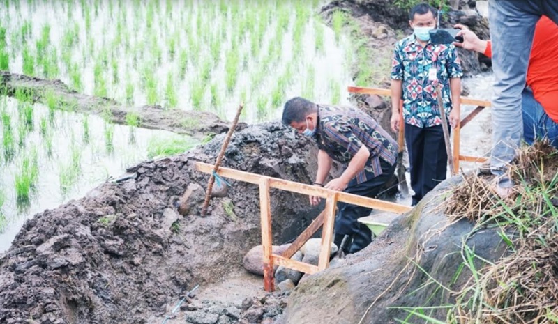 Wakil Wali Kota Kotamobagu Nayodo Koerniawan SH, saat melakukan peletakan batu pertama pembangunan saluran irigasi persawahan di Kelurahan Tumobui.