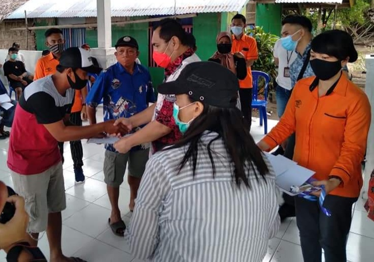 Pjs Bupati Bolaang Mogondow Timur (Boltim), Christiano E. Talumepa, menyerahkan Bantuan Sosial Tunai (BST) untuk 219 masyarakat nelayan dan pembudidaya ikan yang tersebar di Kabupaten Boltim. 