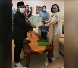 Bupati Bolaang Mongondow Yasti Soepredjo saat menyerahkan sertifikat tanah waqaf kepada Ustad kondang Yusuf Mansyur.