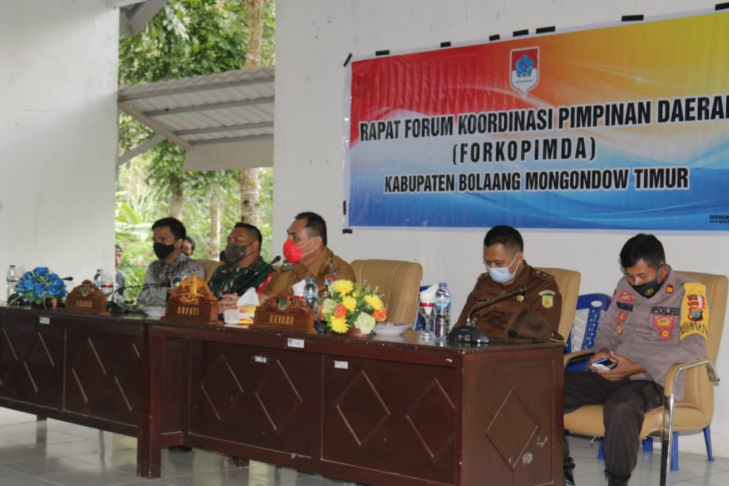 Pjs Bupati Boltim saat memimpin rapat bersama Forkopimda
