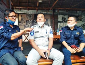 Kepala Perwakilan PT Jasa Raharja Kota Kotamobagu, Bandesa Mas Sutariana bersama pengurus PWI Kota Kotamobagu.