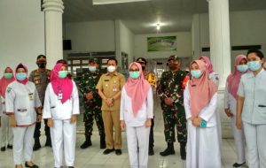 Foto bersama Pjs Gubernur Sulut bersama unsur Forkopimda dan Tenaga Kesehatan di RSUD Kotamobagu.