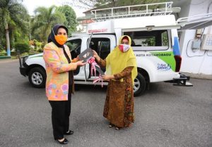 Wali Kota Kotamobagu saat menyerahkan bantuan mobil operasional Promkes dari Kemenkes RI ke Dinkes Kotamobagu.