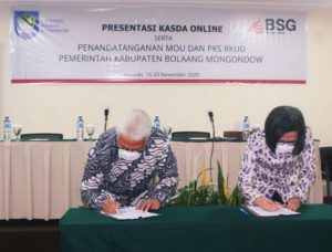 Bupati Bolmong bersama Direktur Utama Bank SulutGo, saat melakukan penandatanganan MoU dan PKS RKUD Pemkab Bolmong.