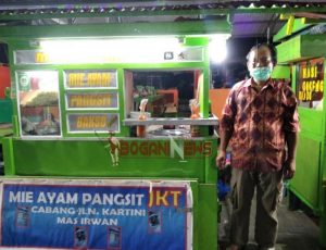 Amin Santo, pedagang mie pangsit yang berjualan di kawasan pasar kuliner.