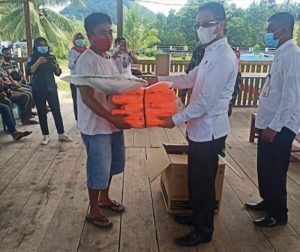 Wabup Bolmong saat menyerahkan paket bantuan perikanan tangkap, bagi kelompok nelayan di Desa Maelang, Kecamatan Sangtongbolang.