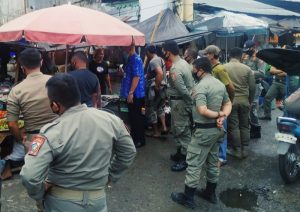 Tampak suasana penertiban terhadap pedagang yang berjualan menggunakan badan jalan.