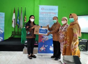 Manager Kehumasan Kantor Perwakilan BI Sulut Noula Sondakh, saat menyerahkan bantuan sarana pendidikan untuk UDK yang diterima Rektor UDK Dr. Ir. Agus Supandi Soegoto, SE. MSi.