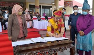 Wali Kota Kotamobagu dan Bupati Bolmong Tanda Tangani Penyerahan Aset ke Pemkot