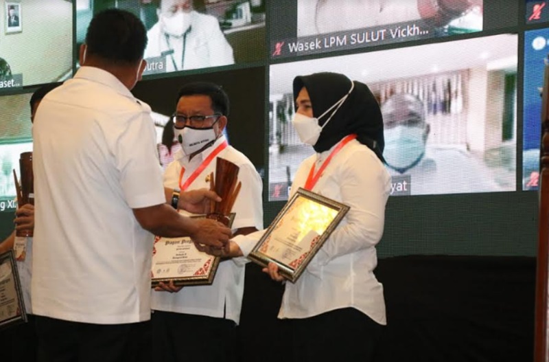 Tatong Bara Terima Penghargaan Pembangunan Daerah