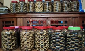 Jelang Hari Raya Idul Fitri, Yenti Pobela Banjir Orderan Kue Kering