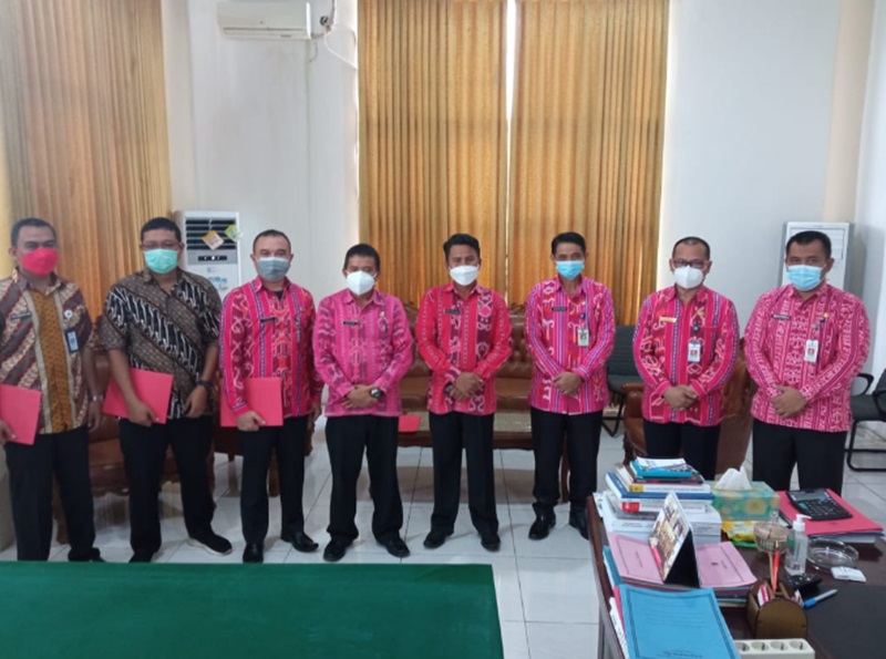 Wakili Bupati Bolmong, Tahlis Serahkan SK Plt Lima Pejabat Baru