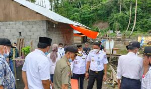 Selain Tinjau Bencana, Bupati Boltim Beri Bantuan ke Warga