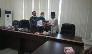 Ridwan Serahkan Dokumen Visibility Bone Pesisir ke DPRD