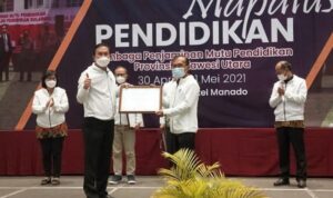 Pemda Boltim Terima Piagam Penghargaan Pendidikan dari LPMP atas Komitmen Sekolah Pengerak