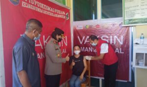 Kaplores Bolmong Pantau Langsung Vaksinasi di Puskesmas Pusian
