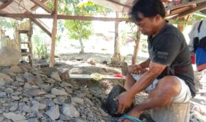 Bermodal Alat Manual Tapri Terus Produksi Lesung dan Ulekan Batu