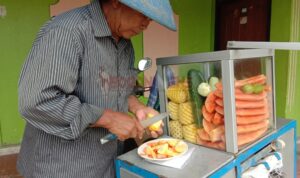 20 Tahun Bunaji Bersama Gerobak Rujak Buah, Keliling Kotamobagu