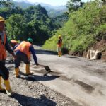 Dengarkan Keluhan Masyarakat, PT. PP (Persero) Tbk Lakukan Pembersihan Jalan Provinsi