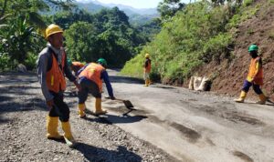 Dengarkan Keluhan Masyarakat, PT. PP (Persero) Tbk Lakukan Pembersihan Jalan Provinsi