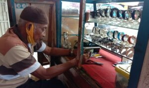 Puluhan Tahun Rifon Ishak Geluti Reparasi Arloji