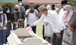HUT Bolsel ke-13, Bupati dan Wabup Ziarah ke Makam Tokoh Pemekaran Bolsel