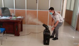 Dinkes Boltim Lakukan Penyemprotan Desinfektan di Kantor Bupati