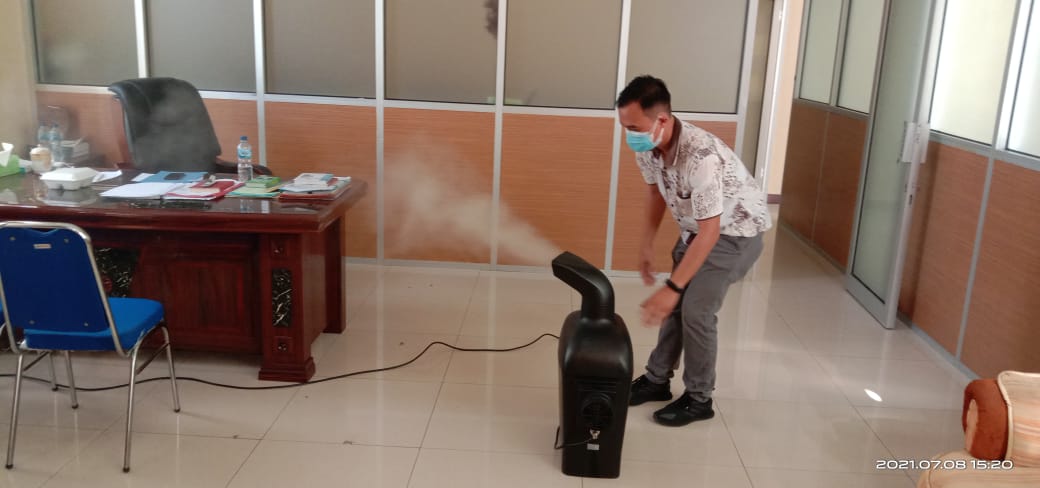 Dinkes Boltim Lakukan Penyemprotan Desinfektan di Kantor Bupati