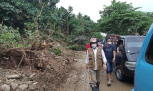 Bupati Yasti Tinjau Dua Titik Lokasi Longsor