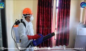 Bupati Bolsel Turun Langsung Lakukan Penyemprotan Disinfektan