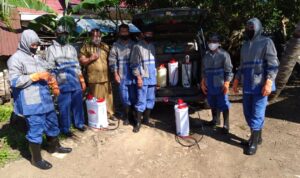 Selain Penyemprotan Desinfektan, Pemdes Bai Bagikan Handsanitaizer dan Masker ke Warga