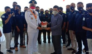 Terima Buku '76 Penyair Membaca Indonesia' dari Jamal Rahman Iroth, Sachrul Ucapkan Terimakasih