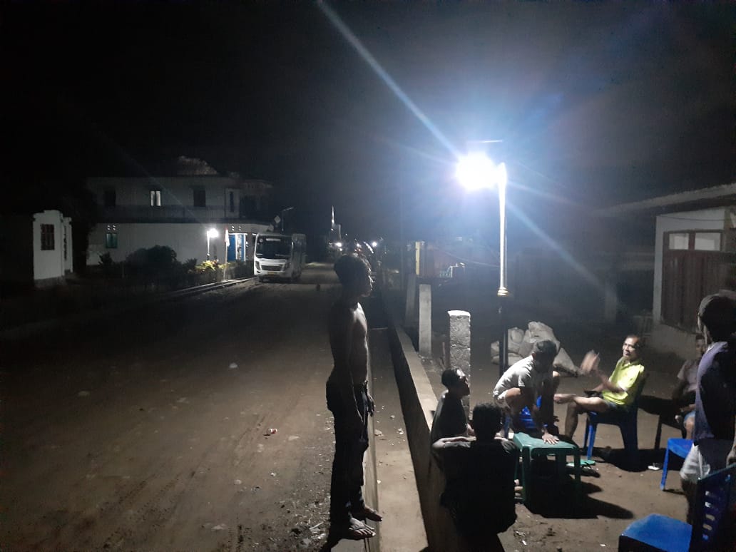 Pemdes Jiko Belanga Pasang 60 Unit Lampu Penerangan Jalan