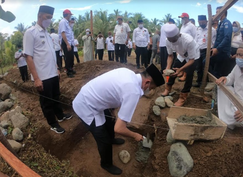 Bupati dan Wabup Bolsel, Bersama H2M Meletakan Batu Pertama Pembangunan Ponpes di Desa Linawan
