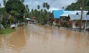 Pemkab Boltim Salurkan Bantuan pada Korban Banjir di Molobog