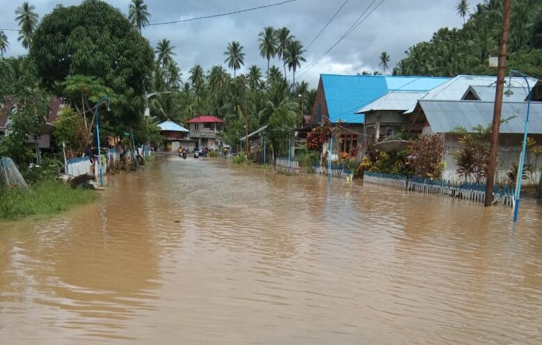 Pemkab Boltim Salurkan Bantuan pada Korban Banjir di Molobog