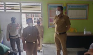 Sachrul Tinjau Penyuntikan Vaksin di Kantor Camat Modayag
