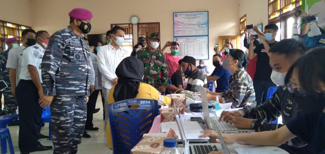 Bupati Yanny Dampingi Danlantamal VIII Manado I Wayan Ariwijaya Tinjau Vaksinasi di Inobonto