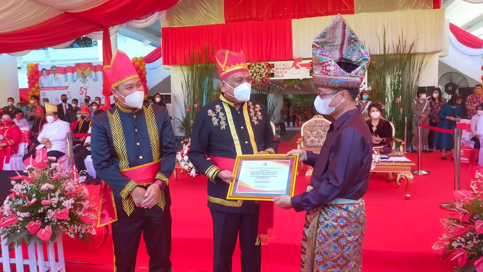 Di Peringatan HUT Provinsi Sulawesi Utara ke-57, Pemkab Bolmong Dapat Penghargaan