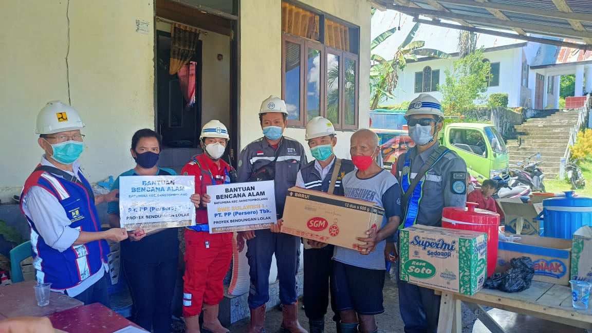 PT PP Persero Tbk Berikan Bantuan kepada Warga Terdampak Banjir di Batu Merah