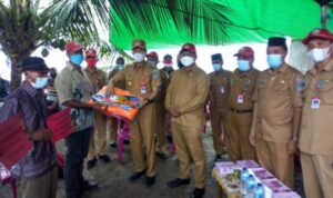 Bupati Bolsel Serahkan Bantuan Kepada Kelompok Nelayan