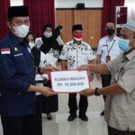 Bupati Bersama Wabup Bolsel, Serahkan Bantuan Keuangan Parpol dan Hibah Rumah Ibadah